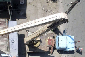 LKW mit Hebeb&uuml;hne - von ganz oben gesehen