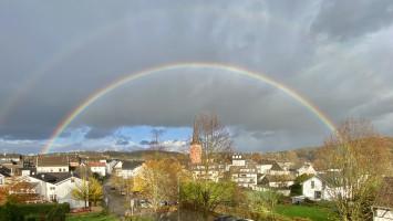 Regenbogen &uuml;ber Much